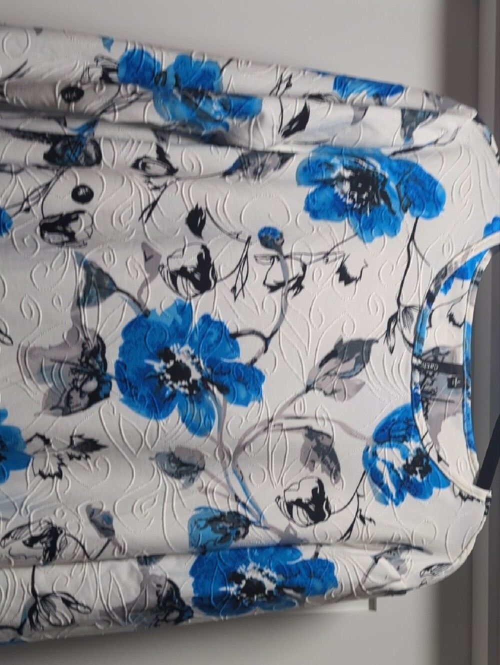 Blue Floral Round-Neck Blouse for Women - Picture 4 of 6